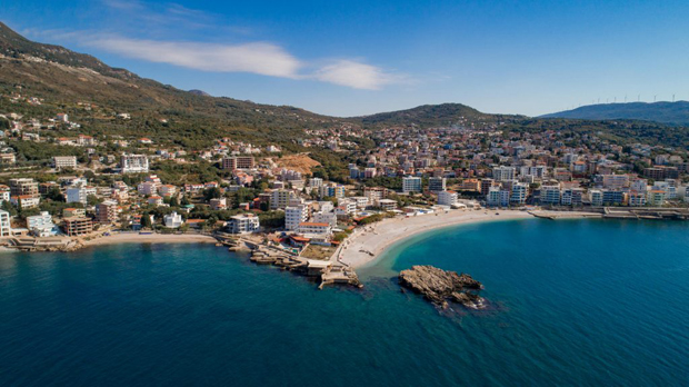 Шта се дешава на плажама у Црној Гори? Призор који гледају грађани није пријатан - СЕЗОНА ПРОПАДА